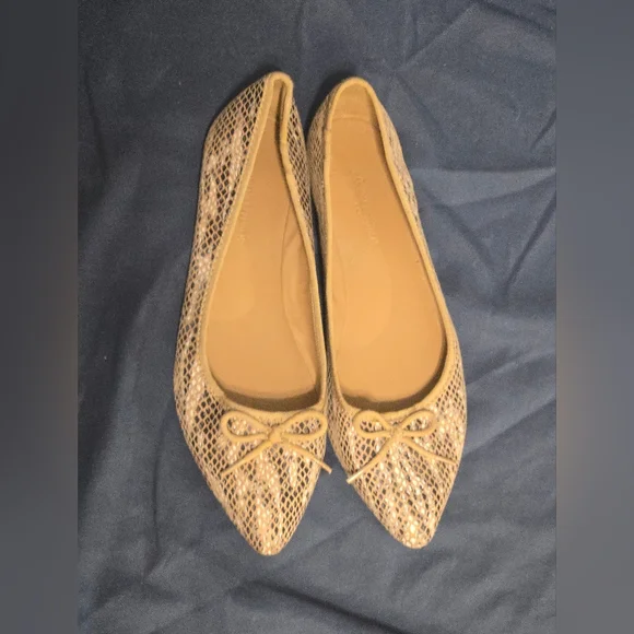 Banana Republic Snakeskin Flat Dress Shoes - Bow Detail - Size 7 - Picture 4 of 9